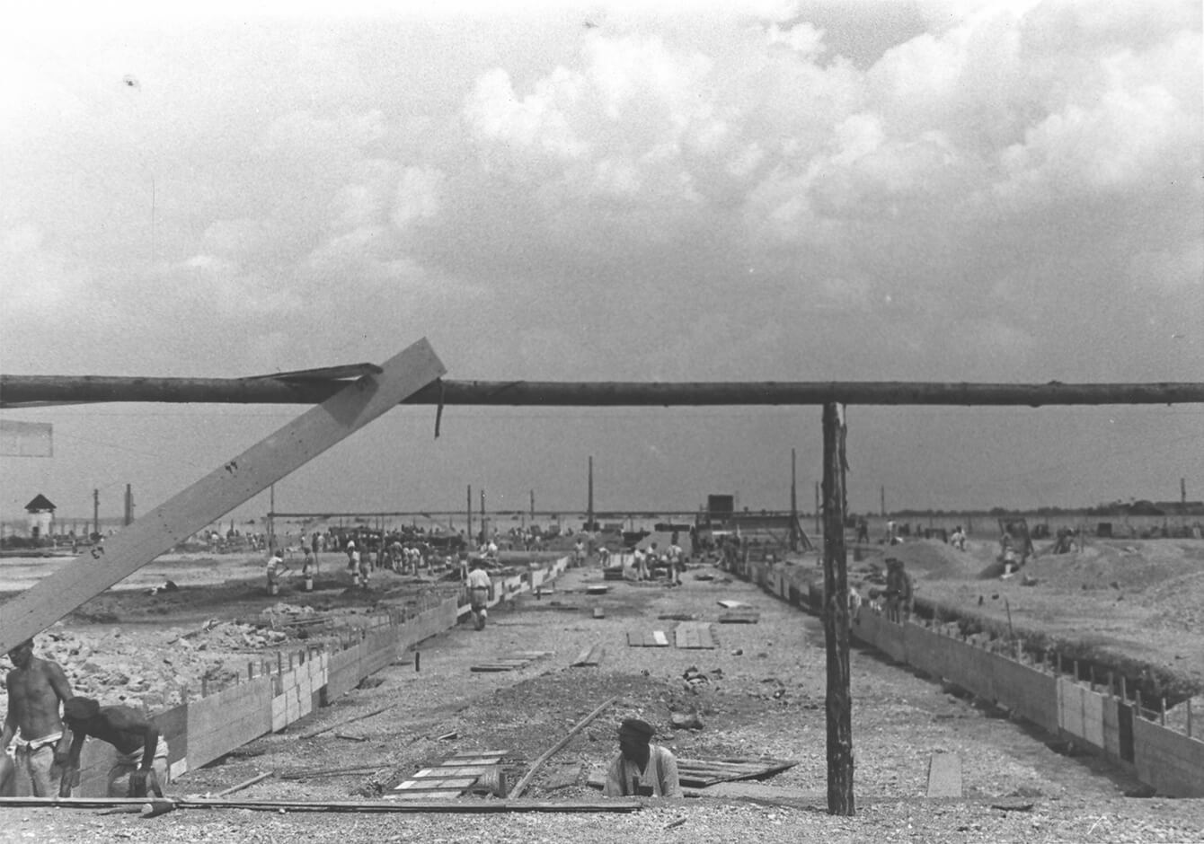 Blick auf die Baustelle einer Baracke (1937-1938)